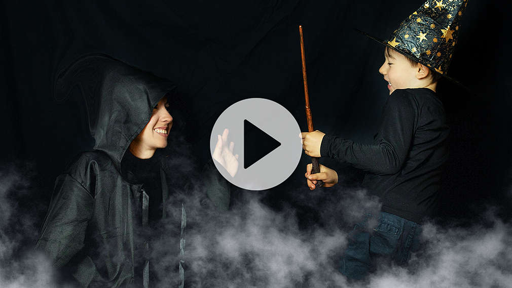 Mutter und Kind im selbst gemachten Escape Room