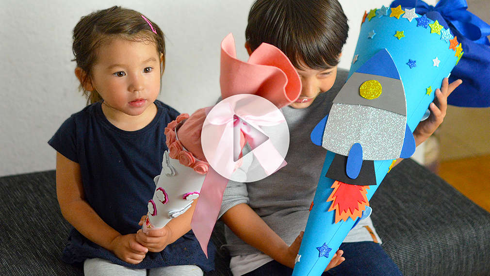 Junge und Mädchen mit Schultüte