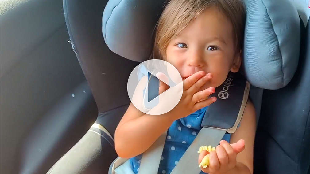 Mädchen snackt im Auto