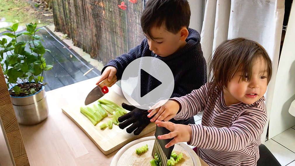 Kinder schneiden Gemüse