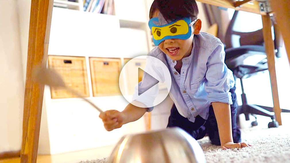 Junge beim Topfschlagen