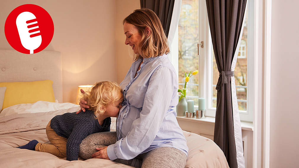 Schwangere Frau mit ihrem erstgeborenen Kind