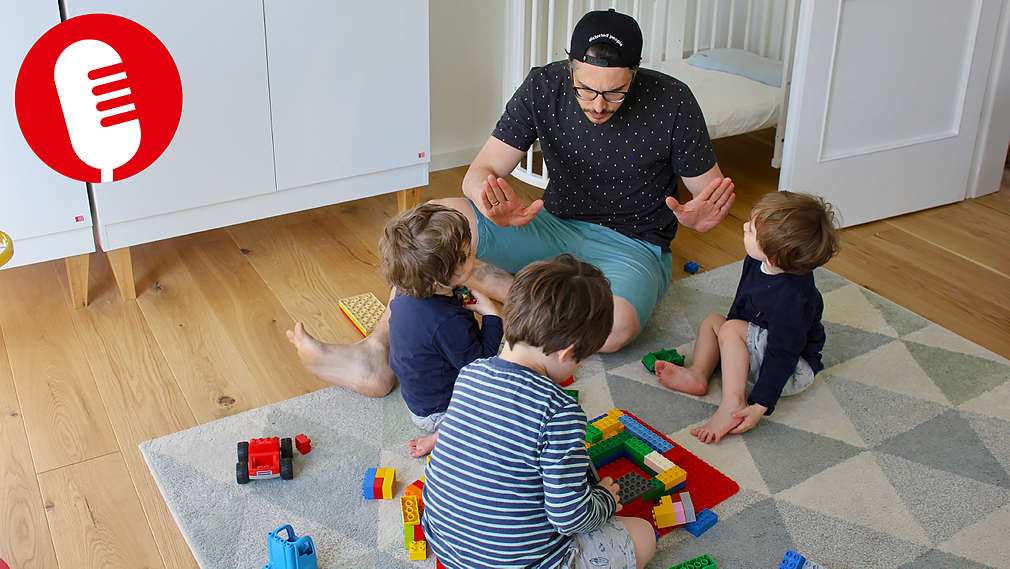 Vater schlichtet Streit unter Kindern