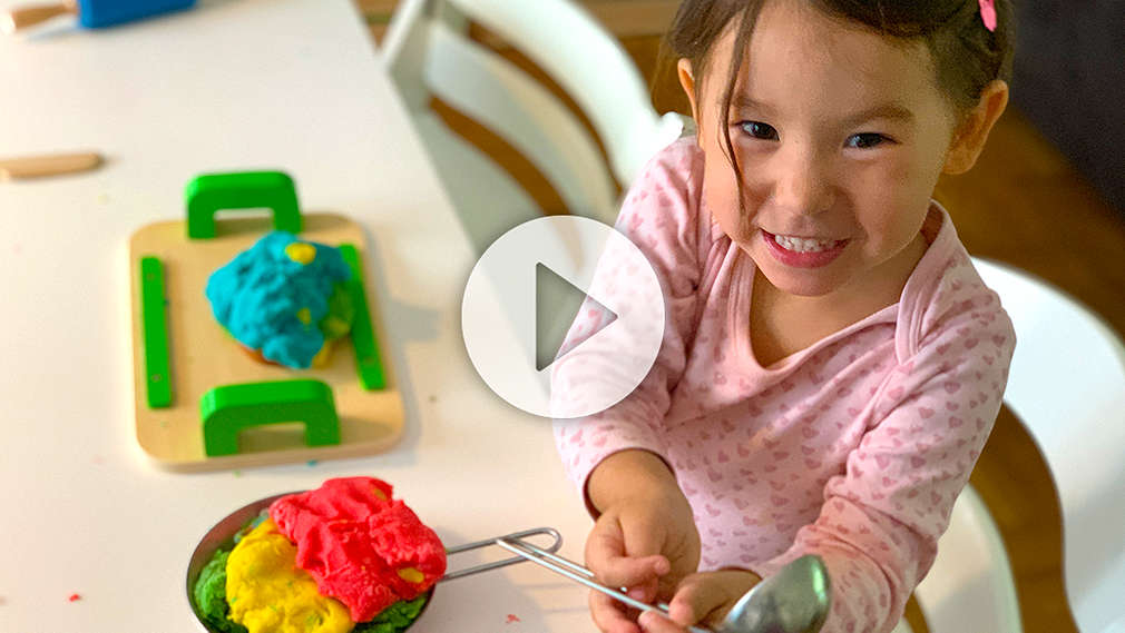 Mädchen spielt mit selbst gemachter Knete