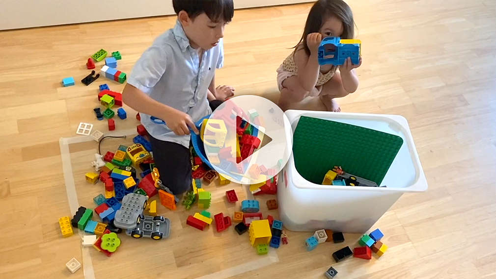 Mädchen und Junge räumen Kinderzimmer auf