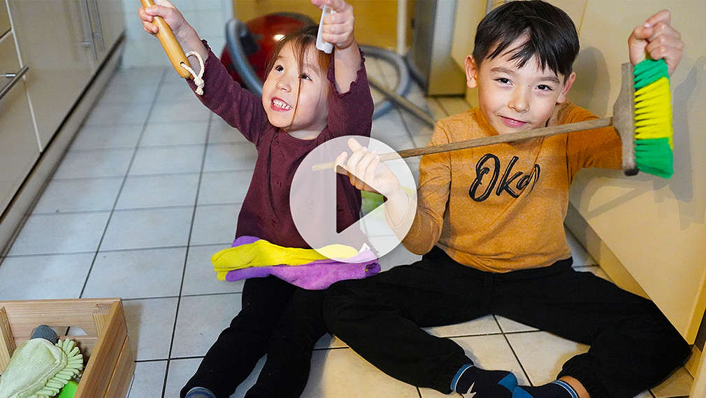 Mädchen und Jnuge beim Putzen