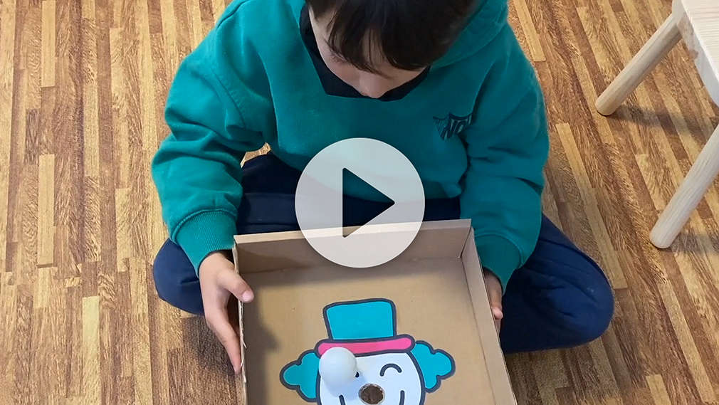 Vater und Kinder spielen mit Kartons