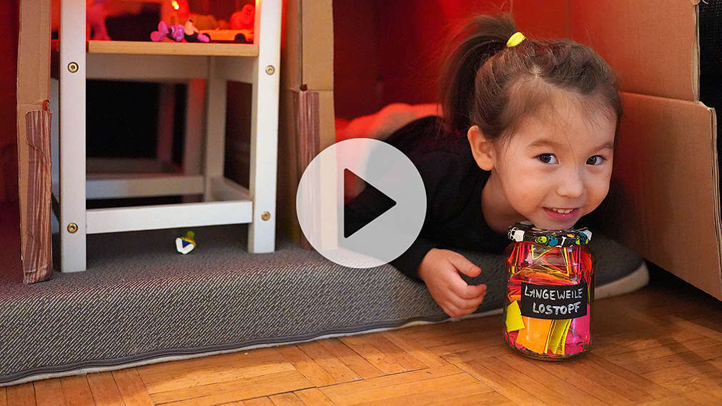 Mädchen mit dem Langeweile-Lostopf