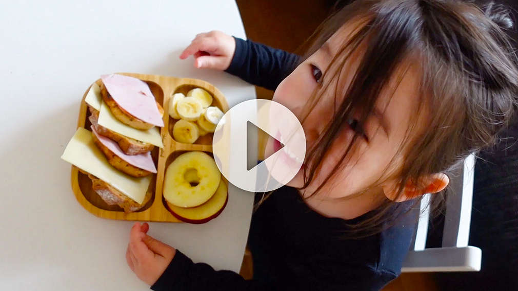 Mädchen mit vorbereitetem Essen