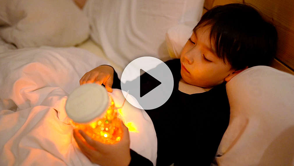 Junge mit Nachtlicht im Bett