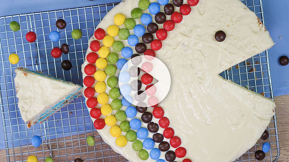 Mädchen isst von ihrer Geburtstagstorte