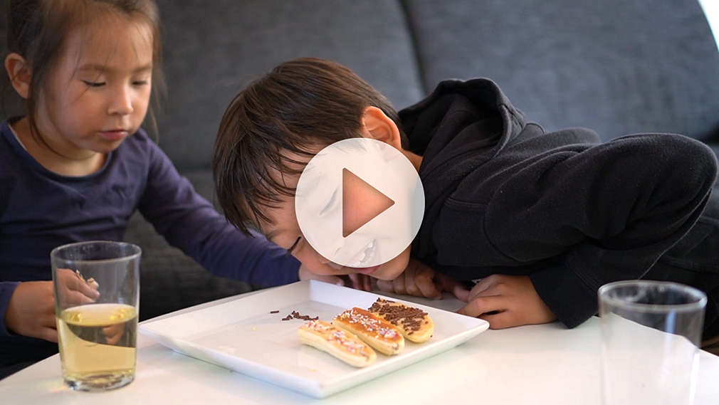 Zwei Kinder beim Snacken