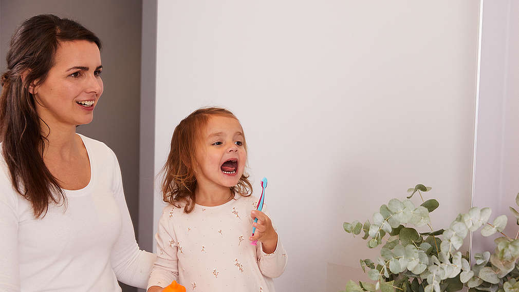 Mutter und Tochter beim Zähneputzen