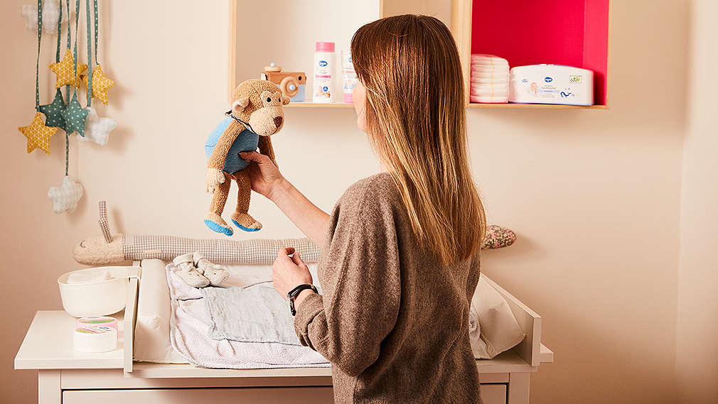 Mutter und Tochter dekorieren Zimmer