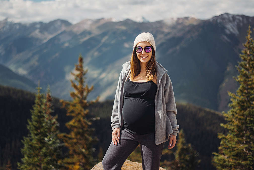 Изображение на бременна жена сред природата
