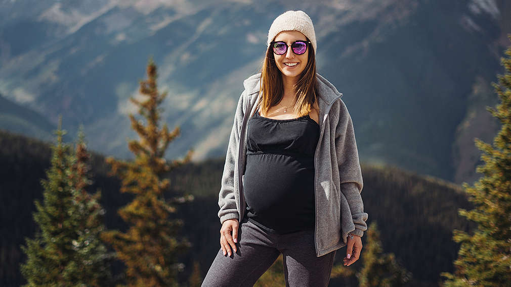 Schwangere in den Bergen