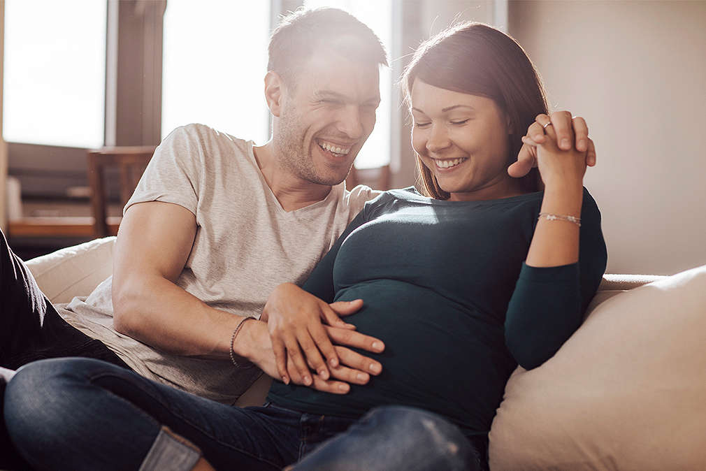 Иображение на млада двойка, жената е бременна