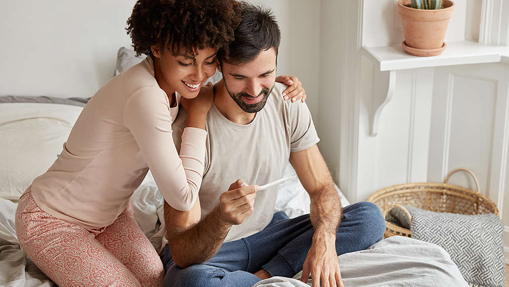 Paar freut sich über positiven Schwangerschaftstest