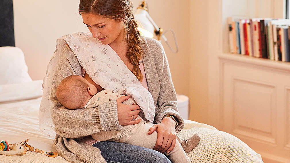 Mutter mit Baby auf dem Arm