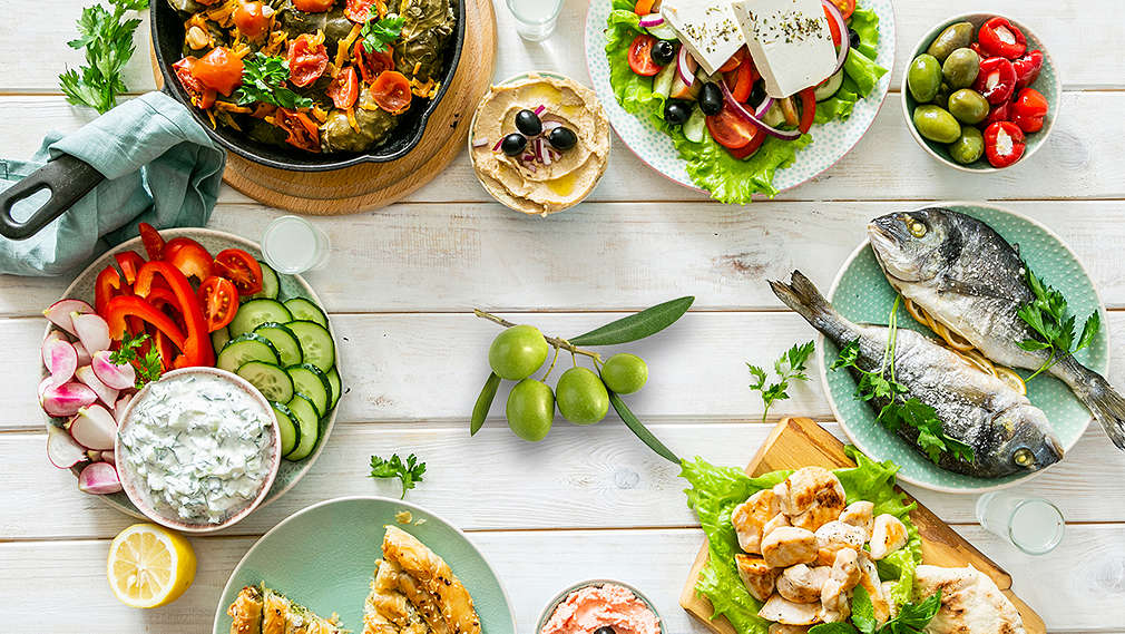 Изображение на различни типични за гръцката кухня ястия