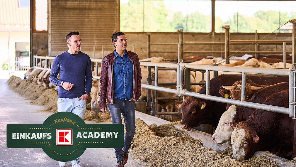 Links: Kaufland Nachhaltigkeitsmanager Robert Pudelko; Rechts: Moderator Ralf Schmitt 