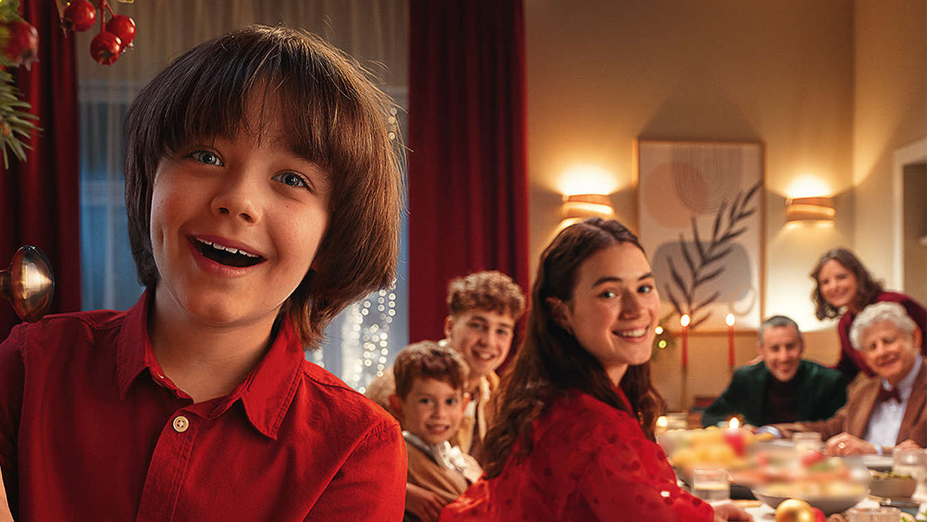 Familie am Weihnachtsesstisch