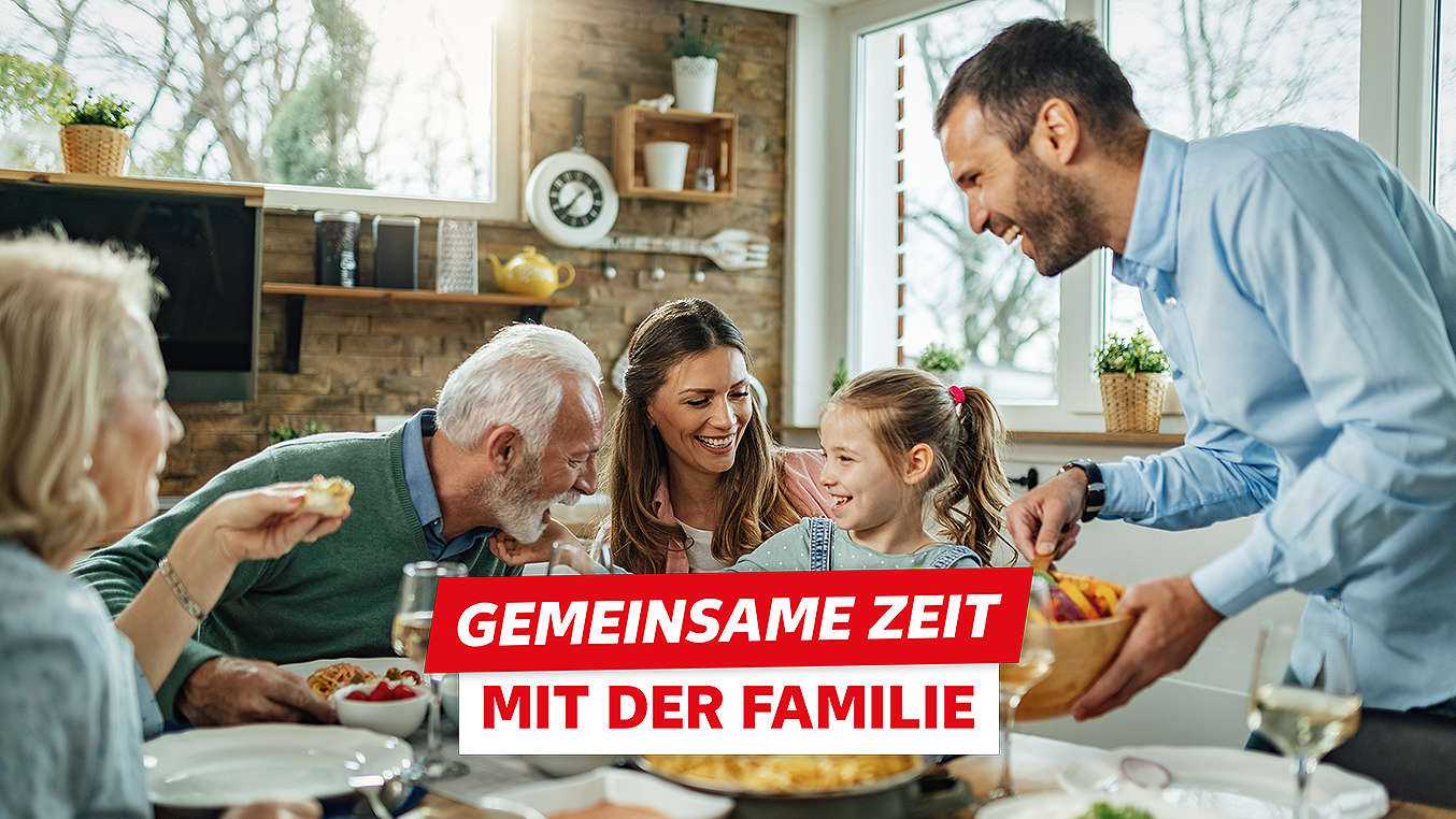 Schriftzug: Gemeinsame Zeit mit der Familie; Abbildung: Familie am Esstisch