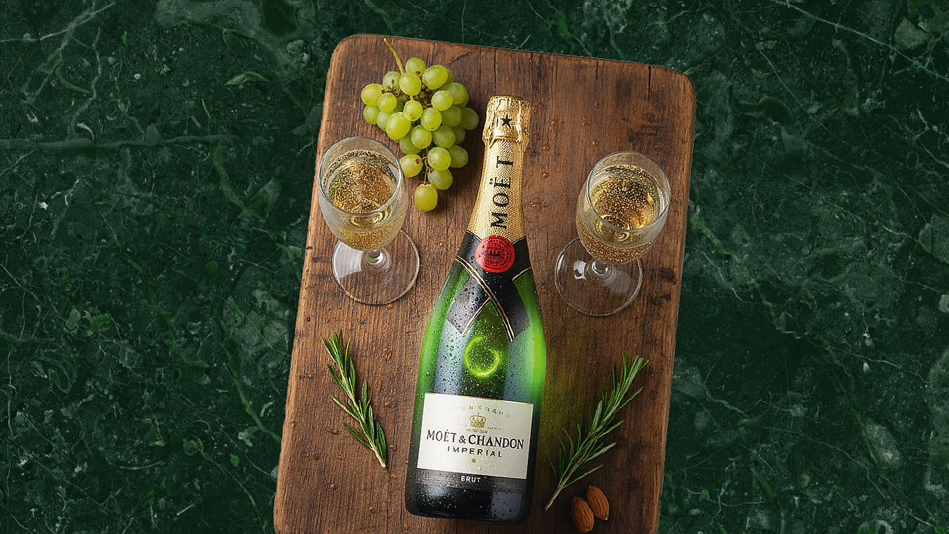 Schriftzug: Edle Tropfen, exklusive Genüsse