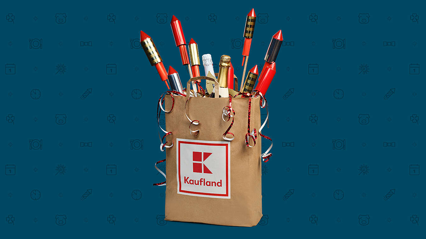 Schriftzug: Verschiedene Feuerwerkskörper in Kaufland-Tüte