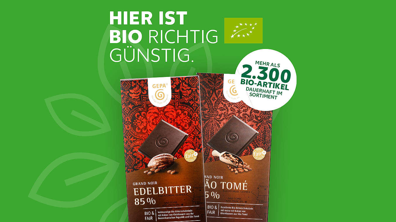 Schriftzug:Hier ist Bio richtig günstig; Abbildung: GEPA Bio-Schokolade; Störer: Mehr als 2.300 Bio-Artikel dauerhaft im Sortiment