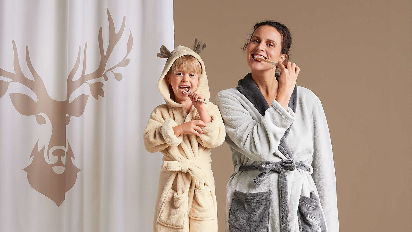 Frau und Kind in Badezimmer