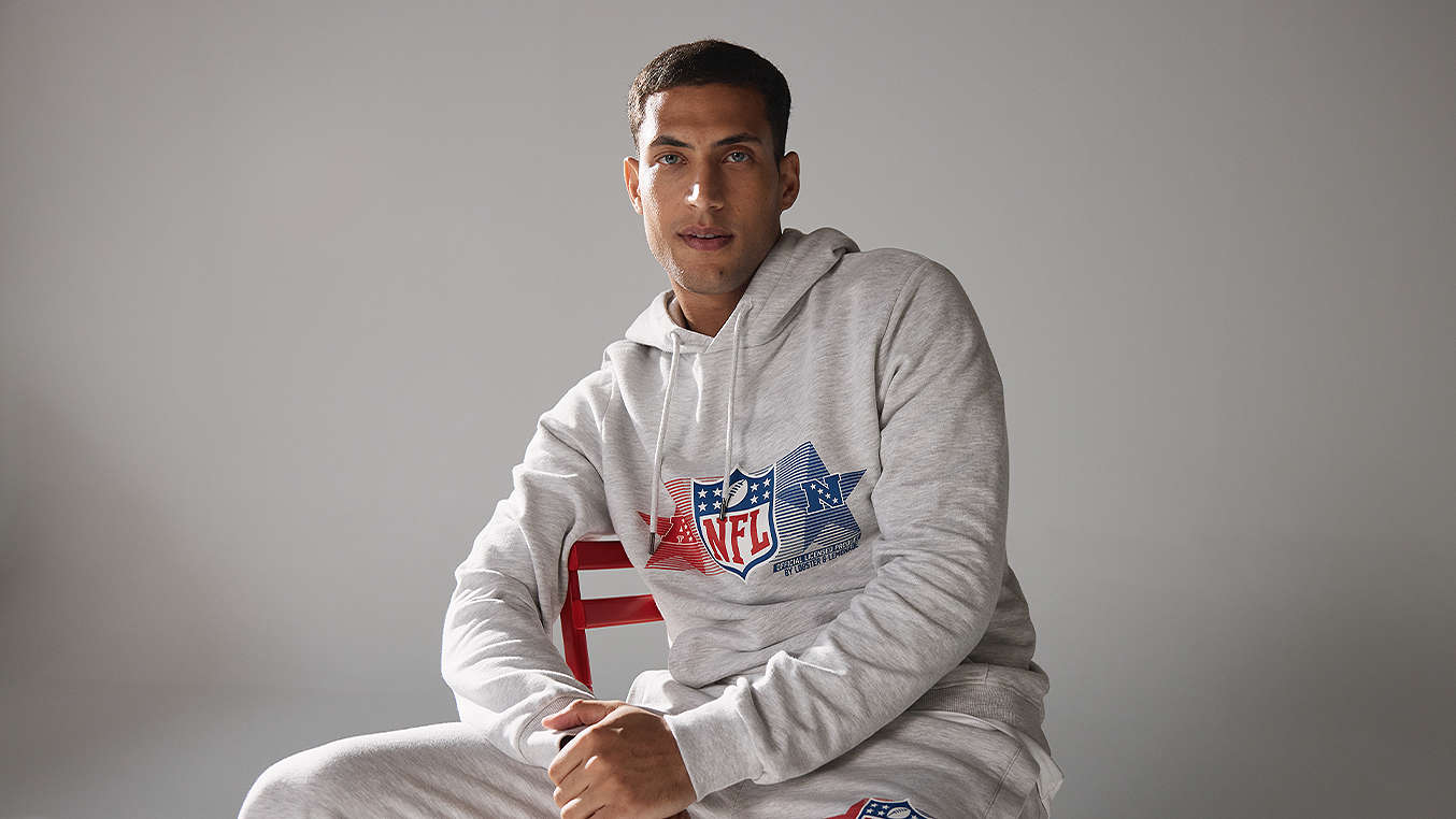 Person in Football-Kleidung: LOBSTER & LEMONADE Sweathoodie und Sweathose