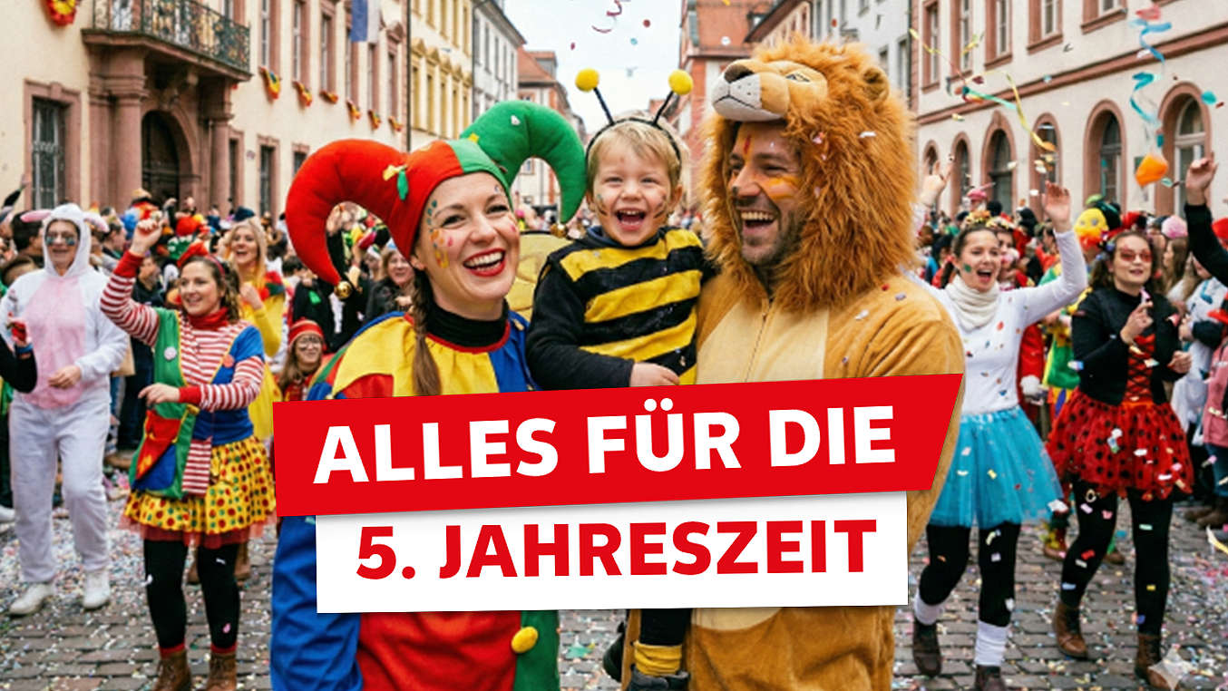 Schriftzug: Alles für die 5. Jahreszeit; Familie mit Kostümen auf einem Karnevals-Umzug