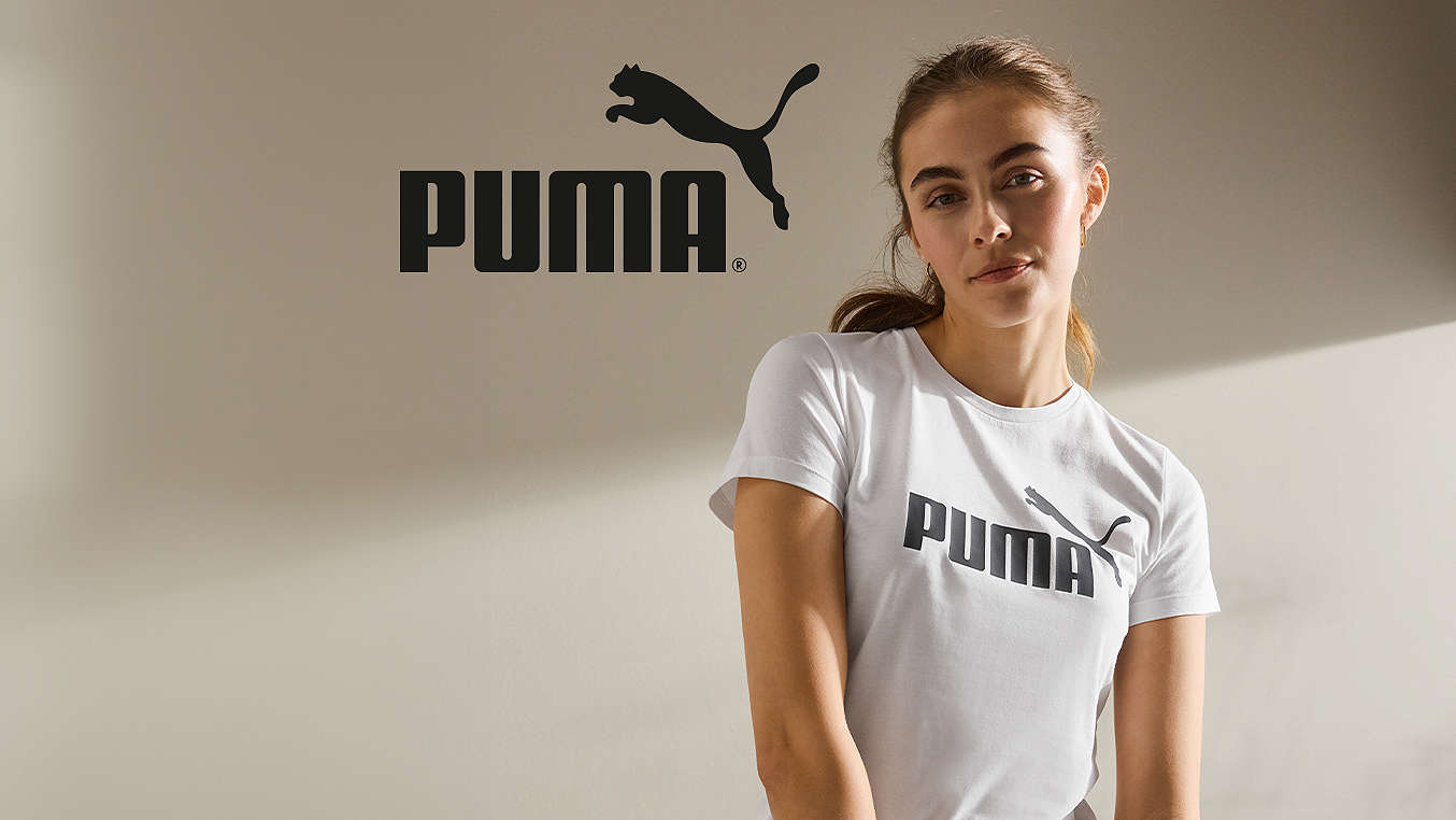 Logo: PUMA®; Frau in PUMA T-Shirt und Sweathose