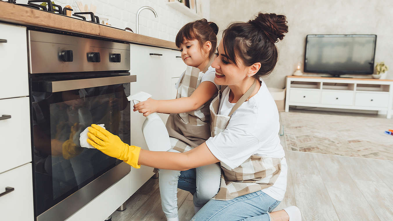 Mutter und Tochter putzen