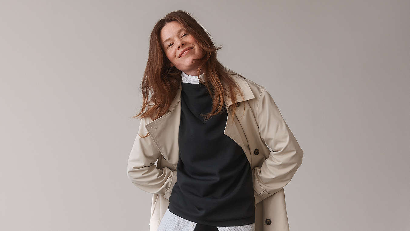 Person in Trenchcoat und Shaping-Jeggins von OYANDA