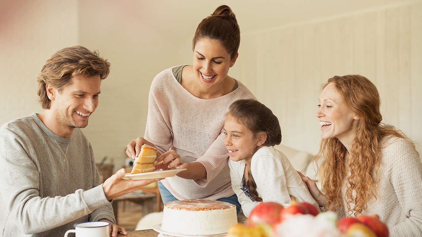 Familie bei Kaffee und Kuchen