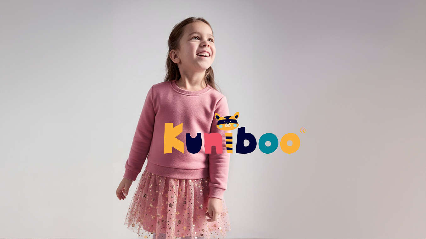 Logo: KUNIBOO; Mädchen in Sweatkleid