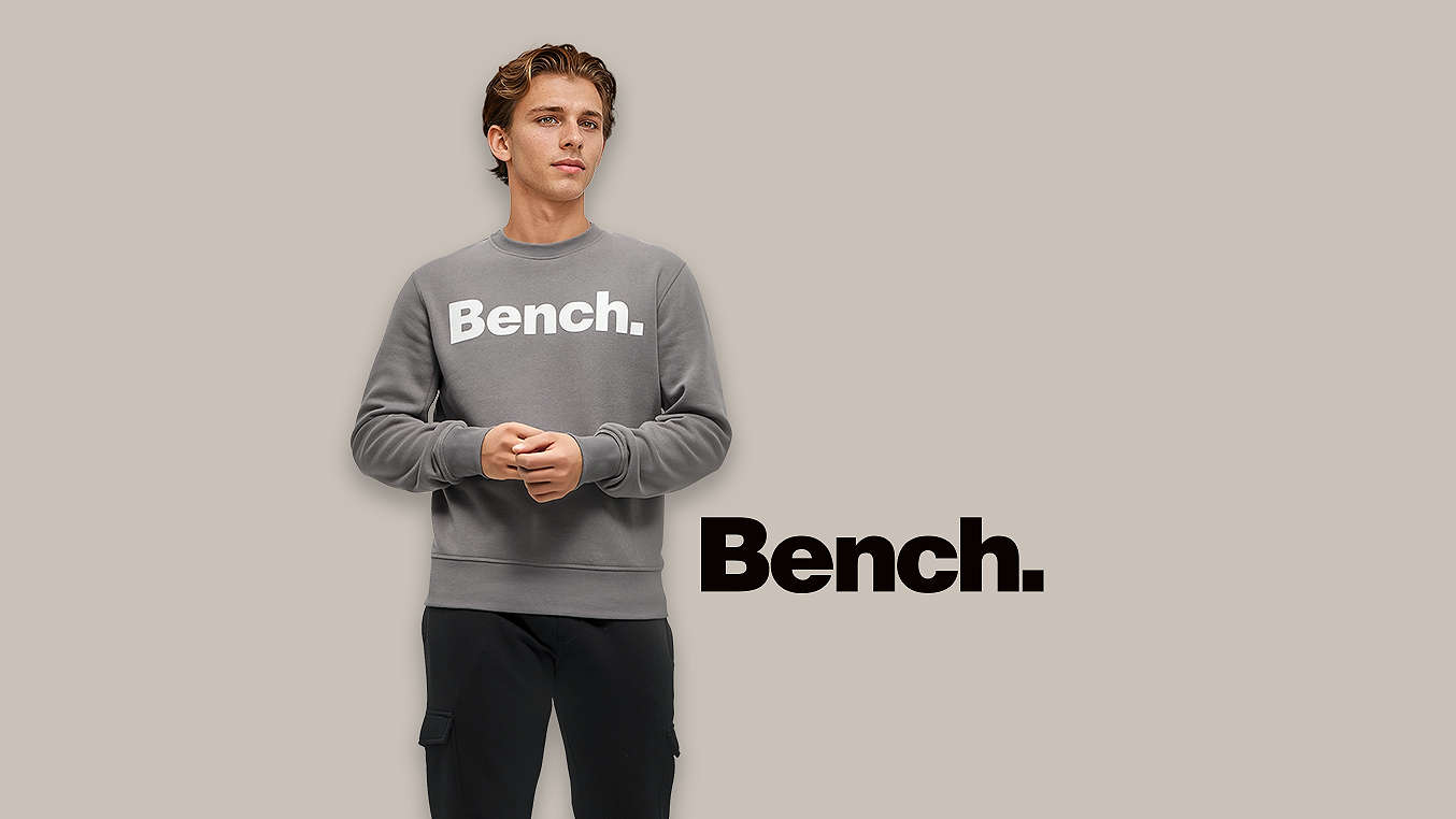 Logo: BENCH.; Mann in Herren-Sweat- und Cargohose von BENCH.