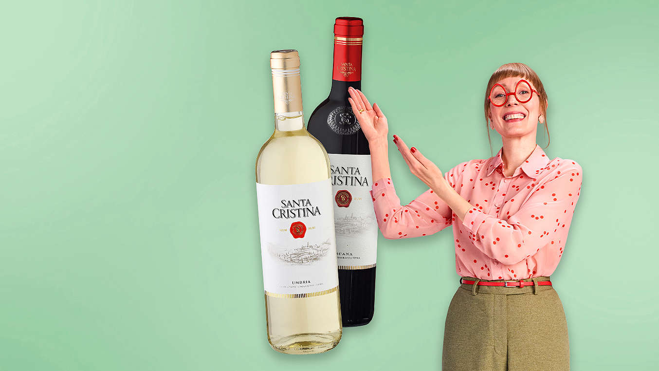 Schriftzug: Frau, die auf Weinflaschen zeigt