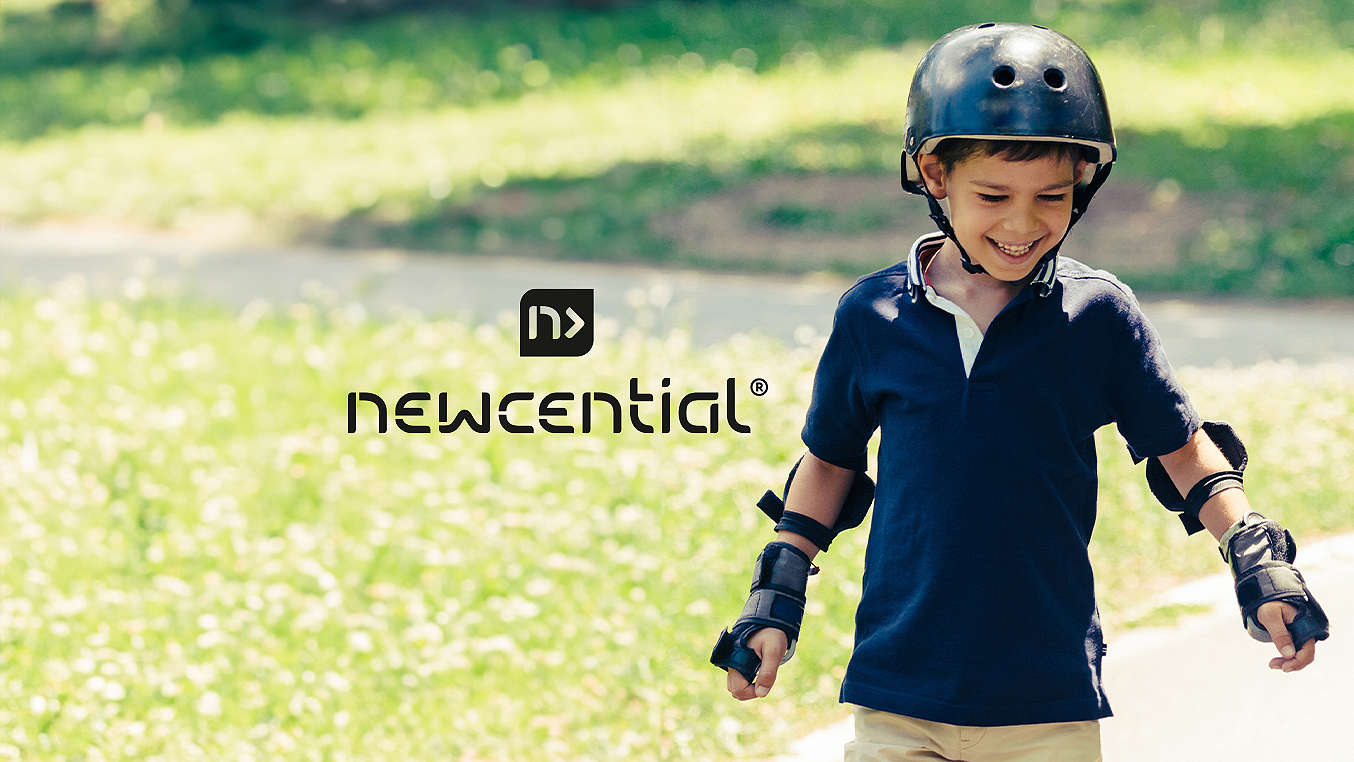 Logo: NEWCENTIAL®; Kind mit Inlinerhelm