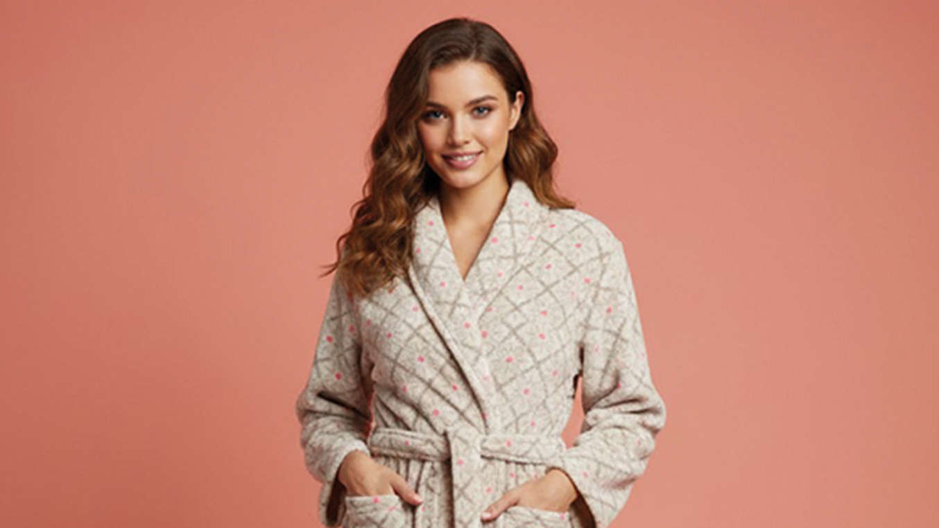 Frau in DREAM@HOME Bademantel