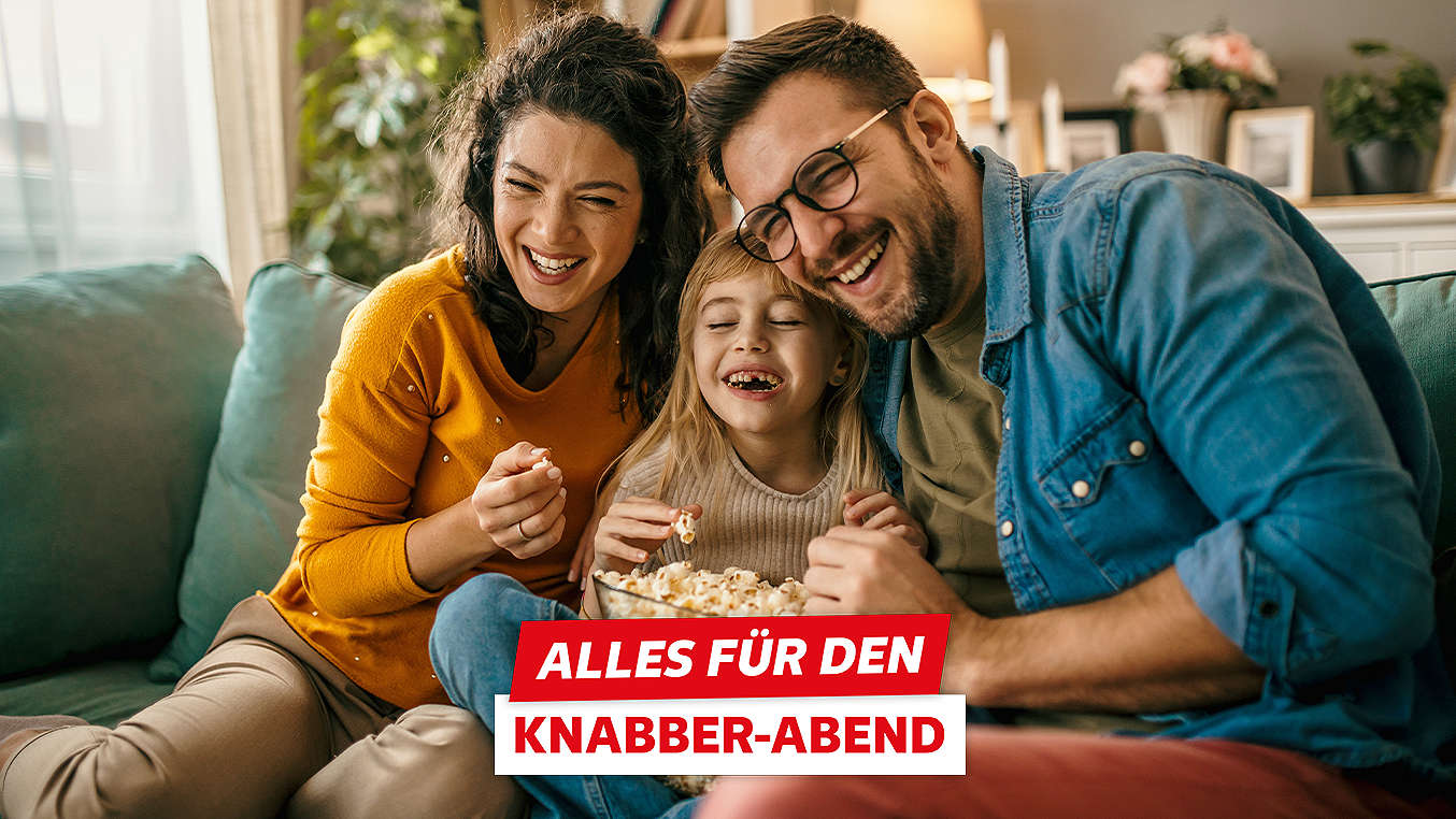 Schriftzug: Alles für den Knabber-Abend; Abbildung: Familie, die Popcorn isst