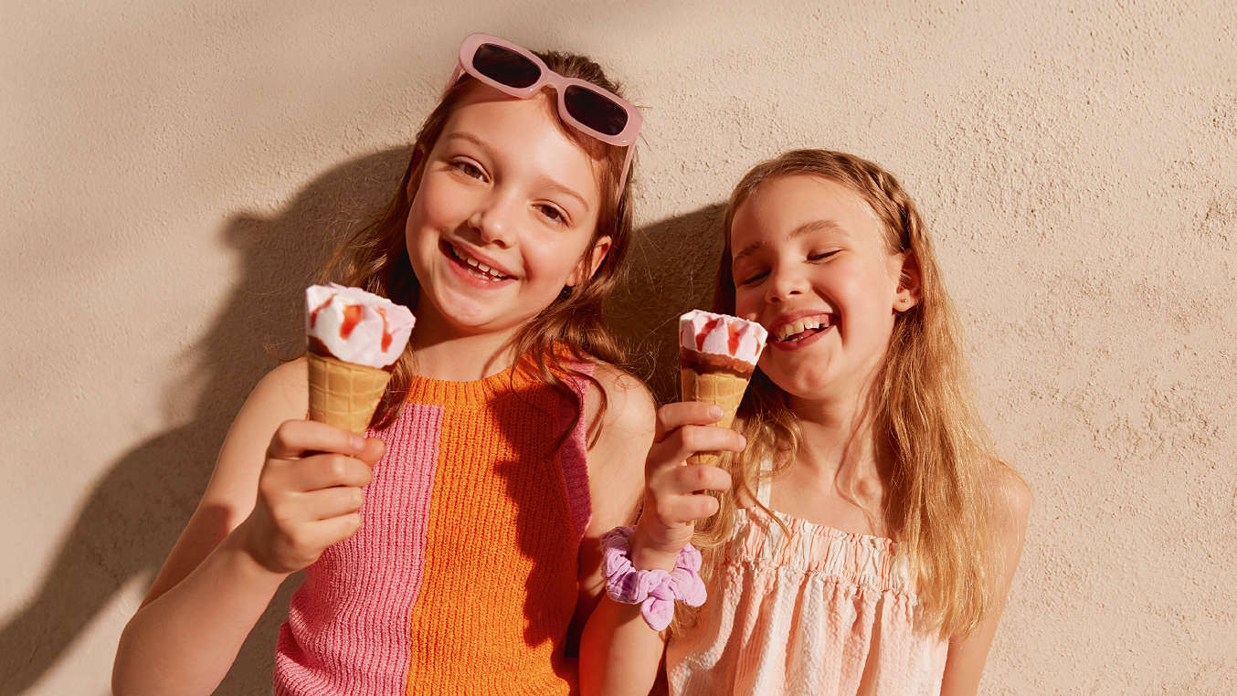 Kinder essen Eis