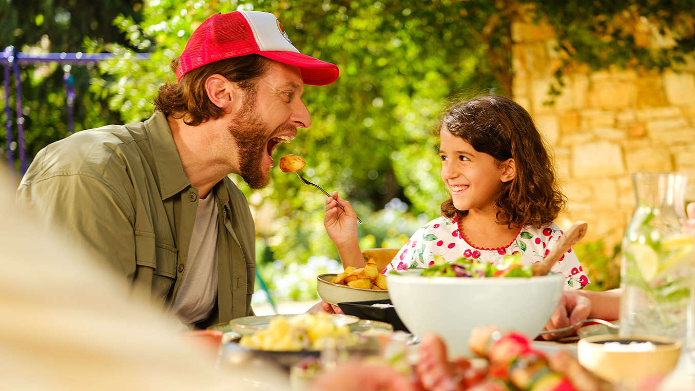 Personen beim Grillen