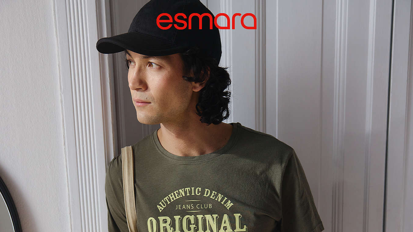 Logo: ESMARA; Abbildung: Mann in ESMARA MEN® T-Shirt und Bermudas