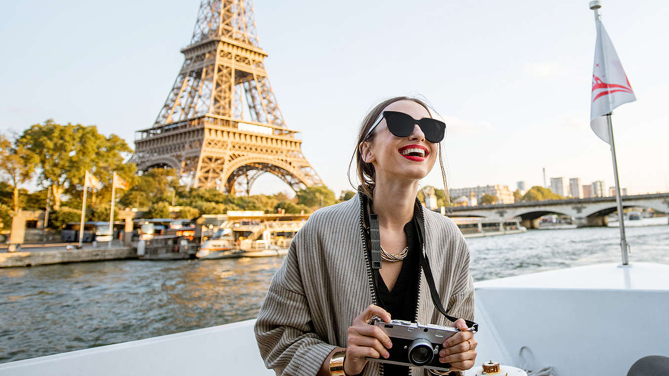Frau vor dem Eiffelturm in Paris