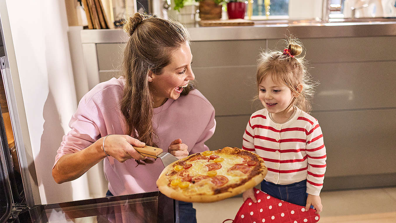 Mutter und Kind mit Flammkuchen