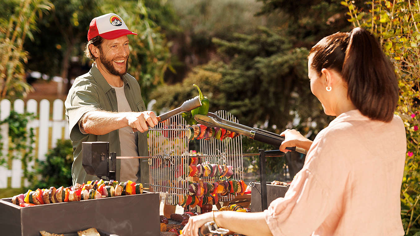 Personen grillen