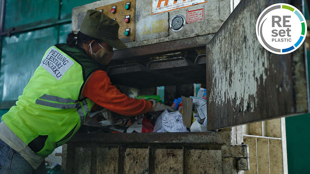 Logo: REset PLASTIC; Abbildung: Person an einem Abfallsystem in Indonesien